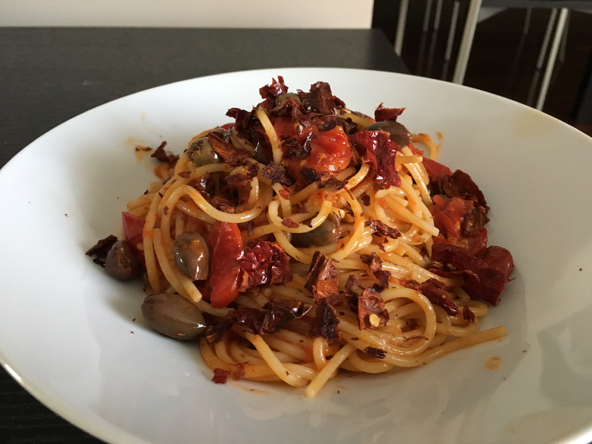 Spaghetto Olive pomodoro e il dolcissimo peperone crusco