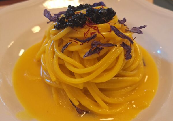 Spaghettone burro acido e zafferano: fatica che rigenera