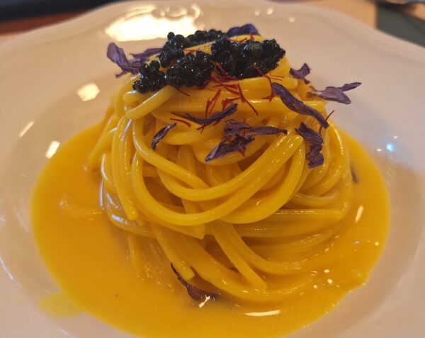 Spaghettone burro acido e zafferano: fatica che rigenera