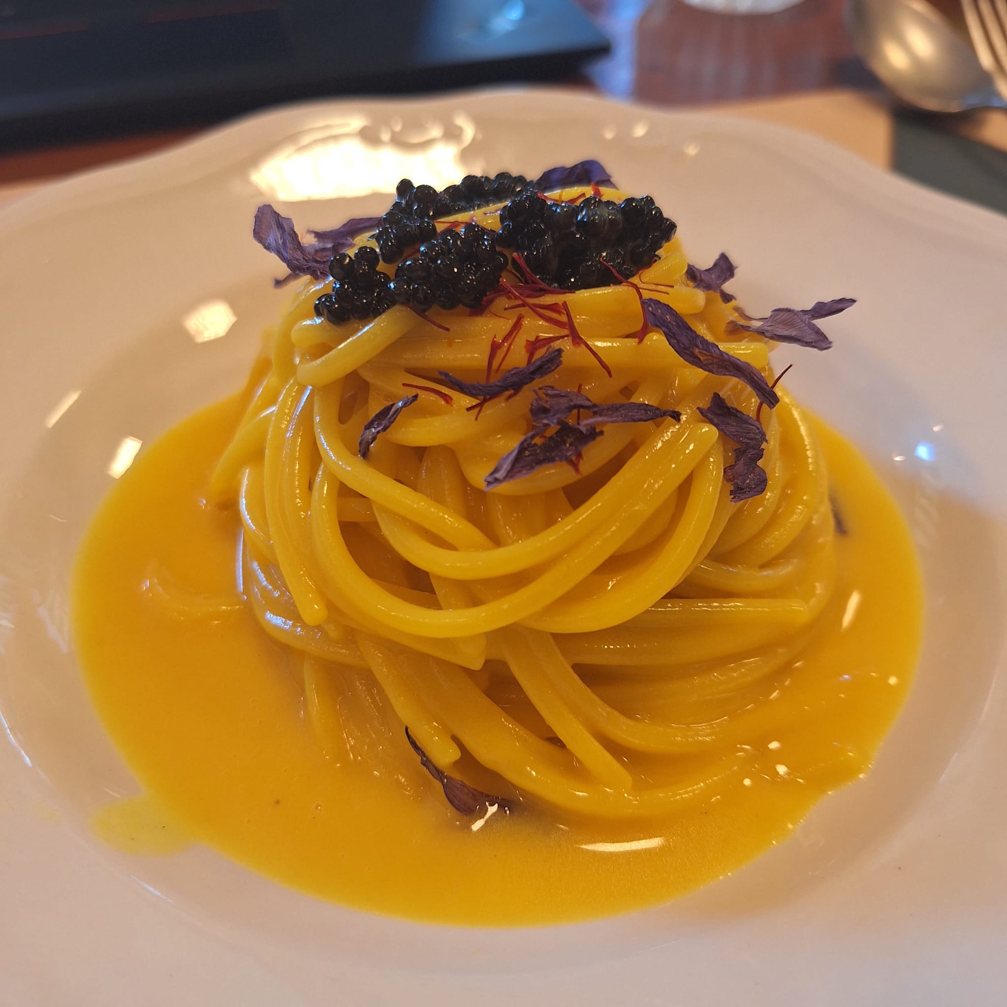 Spaghettone burro acido e zafferano: fatica che rigenera