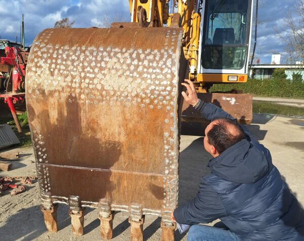 Puntino dopo puntino, come piccole perle di metallo